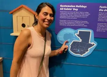 Velvet Hernández-Johnson visita cada año a su familia en Guatemala y siempre lleva algo nuevo para la exposición permanente en el museo local.