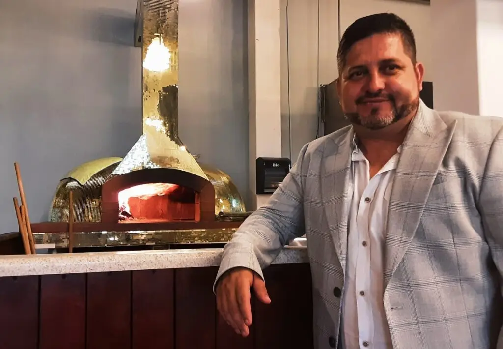 Celestia es un concepto de restaurante de vecindario, con una mezcla internacional de platillos populares que puedes hallar en un dining de New York o New Jersey, dice Ervin Hernández, migrante emprendedor. – SoyMigrante.com REVISTA Celestia es un concepto de restaurante de vecindario, con una mezcla internacional de platillos populares que puedes hallar en un dining de New York o New Jersey, dice Ervin Hernández, migrante emprendedor. – SoyMigrante.com REVISTA