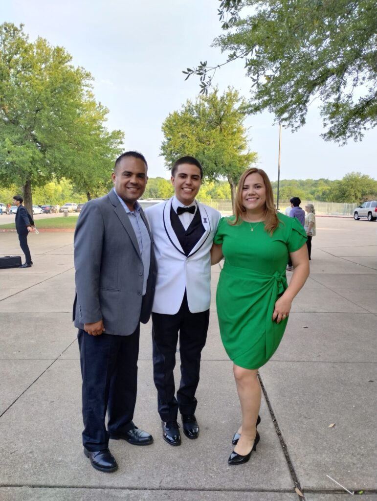 Raúl, López, estudiante guatemalteco en Dallas, junto a sus padres – SoyMigrante.com REVISTA – SoyMigrante.com REVISTA