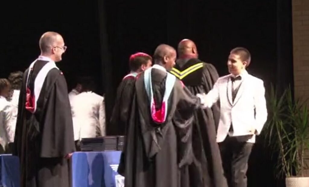 Raúl López, joven guatemalteco que se graduó como el mejor de su clase en la High School Maceo Smithm de Dallas (1) – SoyMigrante.com REVISTA – SoyMigrante.com REVISTA