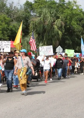 Unión de Trabajadores de Inmokalee, Florida, protesta contra la ley antimigrante SB1718. Guatemaltecos también participaron en esta marcha de 2023. – SoyMigrante.com REVISTA