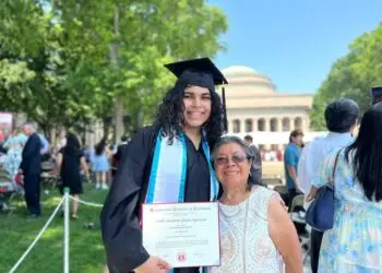 Migrante cumple sueño de graduarse del Tecnológico de Massachussets (MIT) y va por nuevos objetivos