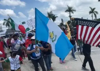 Guatemaltecos participan el 30 de junio en las protestas contra la ley antimigrante SB1718