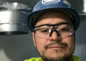 Walter Lopez, migrante guatemalteco radicado en Montana, instala aires acondicionados en varios Estados.