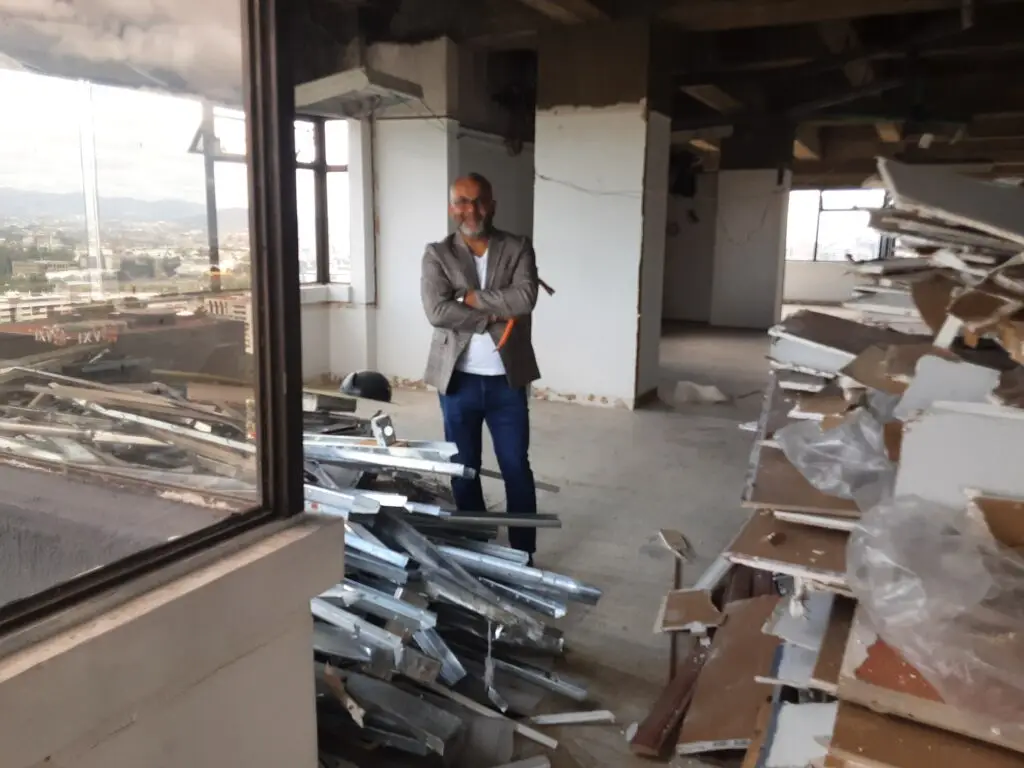 Álvaro Batres, migrante y emprendedor guatemalteco, considera valiosa la constante transformación y por eso disfruta la fotografía en el área recién demolida de sus oficinas previo a la remodelación. (Foto G. Montenegro) – SoyMigrante.com REVISTA Álvaro Batres considera valiosa la constante transformación y por eso disfruta la fotografía en el área recién demolida de sus oficinas previo a la remodelación. (Foto G. Montenegro) – SoyMigrante.com REVISTA