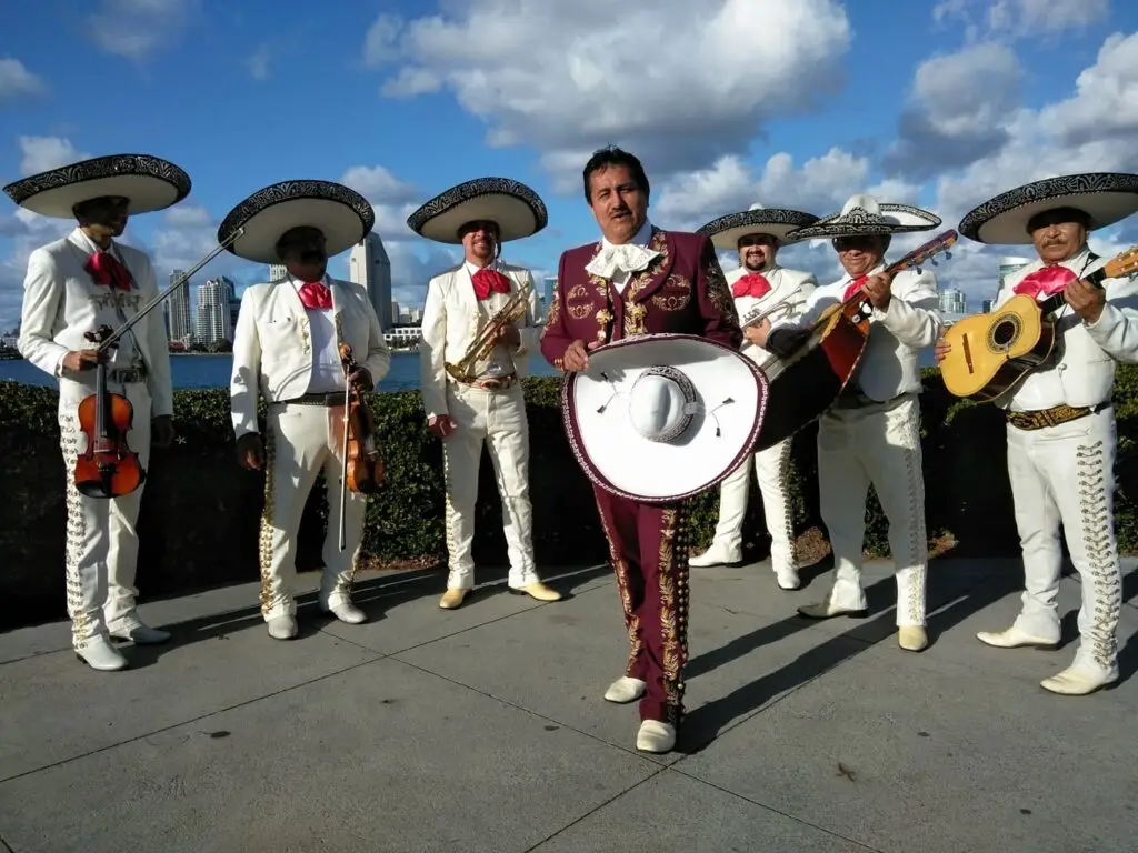 Walter Villatoro fue integrantes de varios mariachis a su paso por México, pero una vez radicado en California tuvo por varios años el mariachi Perlas de San Diego. – SoyMigrante.com REVISTA