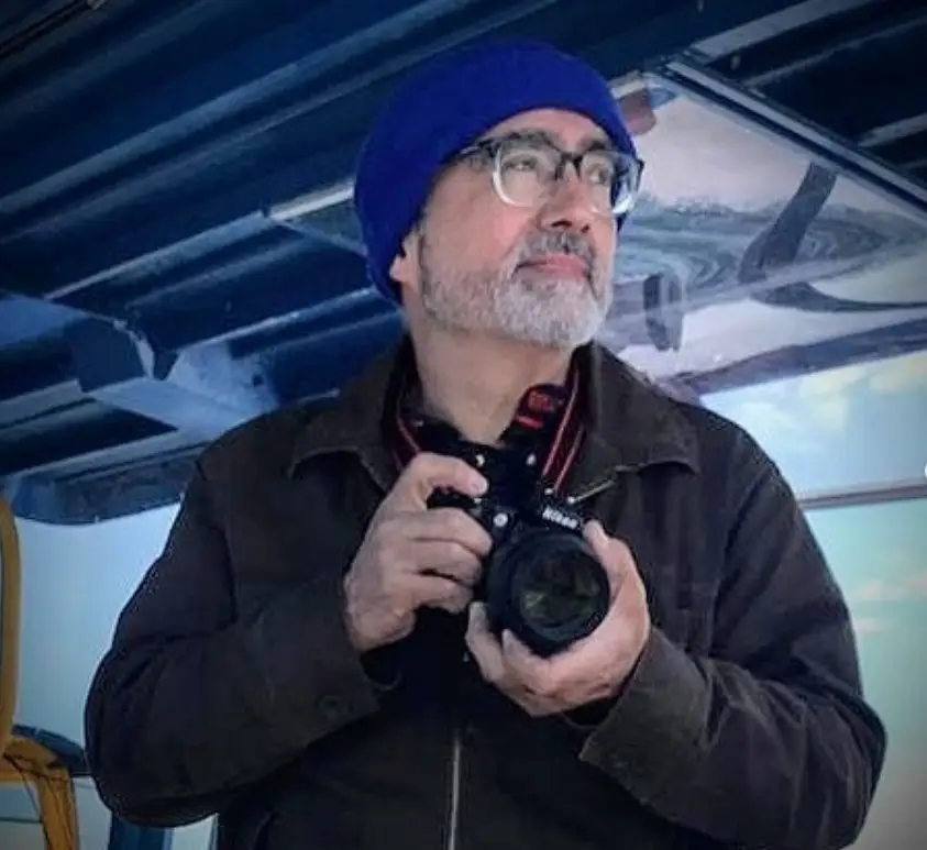 Antonio López migrante guatemalteco en Canadá desde 2009 fotos de diversas etapas de su vida y tambien de su album como fotógrafo (21) – SoyMigrante.com REVISTA Antonio Löpez tenía una exitosa carrera como diseñador gráfico en Guatemala cuando decidió migrar a Canadá. Vendió todo lo que tenía. En 2009 por fin obtuvo el permiso legal. Al llegar a la aduana con mi familia me dí cuenta que toda mi vida iba en 8 maletas, cuenta. – SoyMigrante.com REVISTA