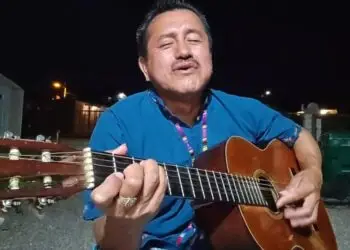 Walter Villatoro, migrante guatemalteco, cantante, compositor, productor artístico residente en San Diego, California