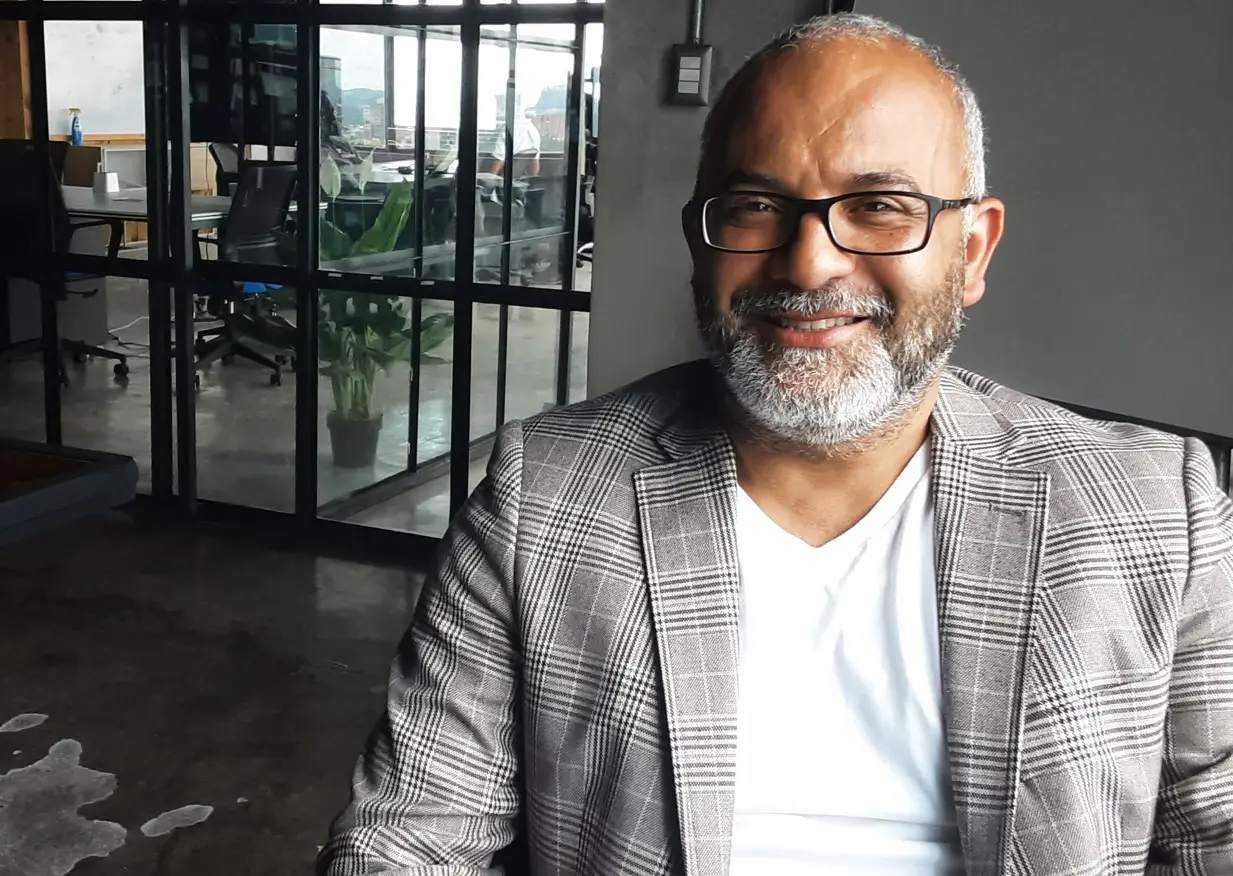 El viaje de Álvaro Batres: Migrante, diseñador y emprendedor