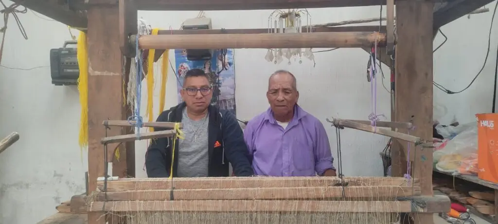 Edgar Gutiérrez junto a su padre Victoriano, actualmente ambos trabajan en la elaboración de textiles – SoyMigrante.com REVISTA Edgar Gutiérrez junto a su padre Victoriano, actualmente ambos trabajan en la elaboración de textiles – SoyMigrante.com REVISTA