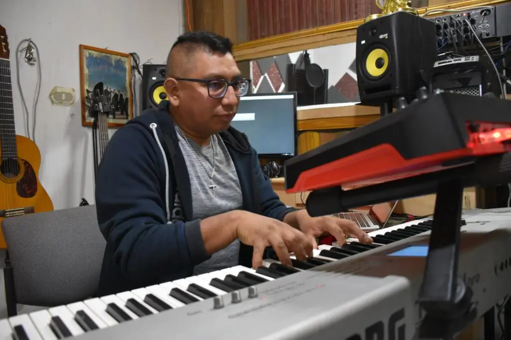 Edgar es musico y productor, talento que desarrollo desde muy pequeño – SoyMigrante.com REVISTA Edgar es musico y productor, talento que desarrollo desde muy pequeño – SoyMigrante.com REVISTA
