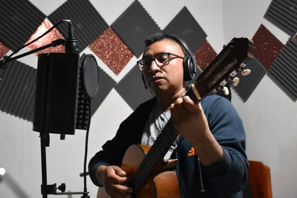Edgar toca varios instrumentos como la guitarra y el piano – SoyMigrante.com REVISTA Edgar toca varios instrumentos como la guitarra y el piano – SoyMigrante.com REVISTA