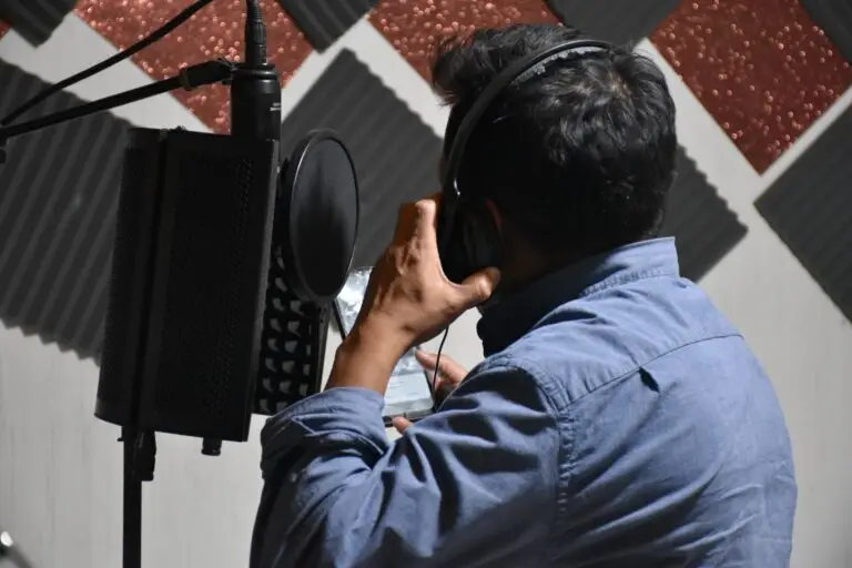 Músicos e interpretes acuden al estudio de Edgar para grabar temas musicales y producirlos
