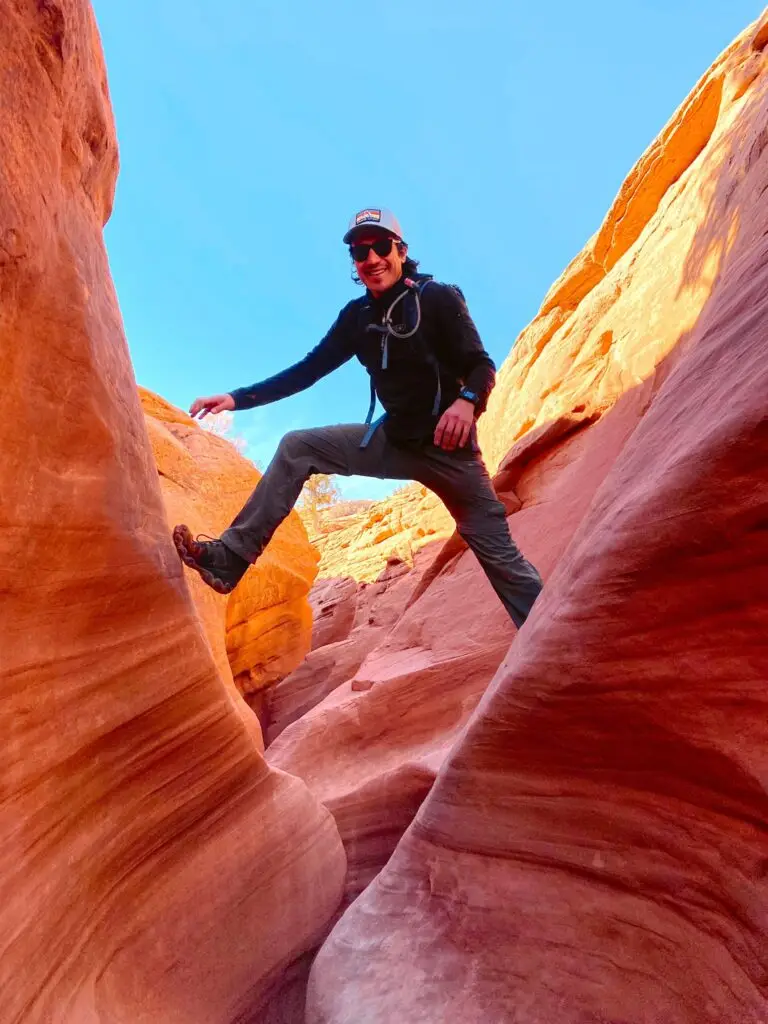 En sus tiempos libres, Joaquín disfruta del senderismo y la exploración de áreas desérticas de Utah, en algunas de las cuales hay vestigios de antiguas poblaciones. – SoyMigrante.com REVISTA En sus tiempos libres, Joaquín disfruta del senderismo y la exploración de áreas desérticas de Utah, en algunas de las cuales hay vestigios de antiguas poblaciones. – SoyMigrante.com REVISTA