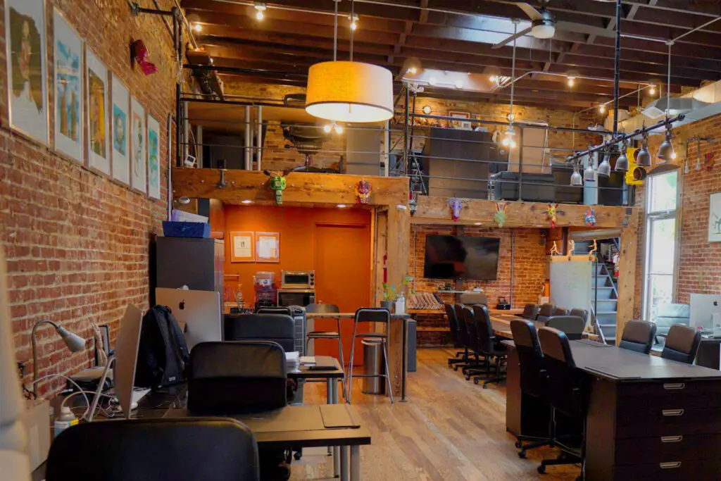 Vista del estudio de Batres Creative Solutions, BCS-Media en Nueva York, en donde Álvaro Batres lleva ya más de 25 años de trabajo creativo al frente de un dinámico equipo. – SoyMigrante.com REVISTA Vista del estudio de Batres Creative Solutions, BCS-Media en Nueva York, en donde Álvaro Batres lleva ya más de 25 años de trabajo creativo al frente de un dinámico equipo. – SoyMigrante.com REVISTA