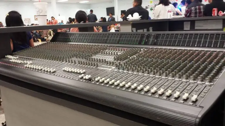 La consola de grabación es de alta tecnología y ofrece excelente resultado para producciones musicales y publicitarias.