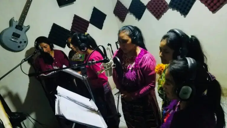 Un grupo de jóvenes católicos graba un disco de alabanzas en G Studio Productions