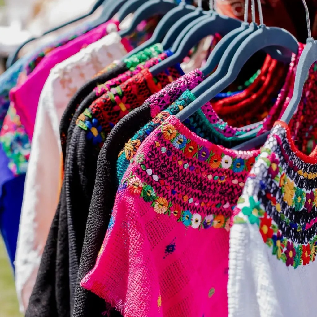 Accesorios y textiles como los huipiles son los mas adquiridos por el sector mujer