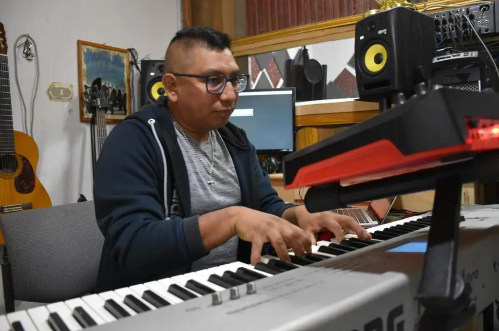 Edgar Gutiérrez fue migrante en Estados Unidos donde trabajó fuerte para regresar a Guatemala para impulsar su gran pasión: la producción musical. – SoyMigrante.com REVISTA