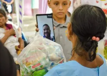 A través de videollamada, Rudy se alegra con las sonrisas y la gratitud de los ancianos de El Pilar, La Democracia.
