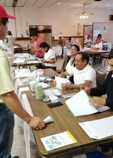 Centro de votación en Estados Unidos. A pesar de la poca divulgación, connacionales se hicieron presentes a emitir el sufragio. Fotografía TSE