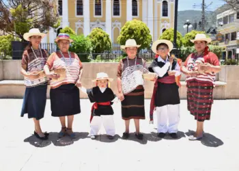 Grupo de Danza Tradicionales Ajpon fundado por Teresa Ramírez dedican un baile tradicional a los migrantes guatemaltecos como recordatorio de sus raíces foto por Omar Menchú – SoyMigrante.com REVISTA Grupo de Danza Tradicionales Ajpon fundado por Teresa Ramírez dedican un baile tradicional a los migrantes guatemaltecos como recordatorio de sus raíces foto por Omar Menchú – SoyMigrante.com REVISTA