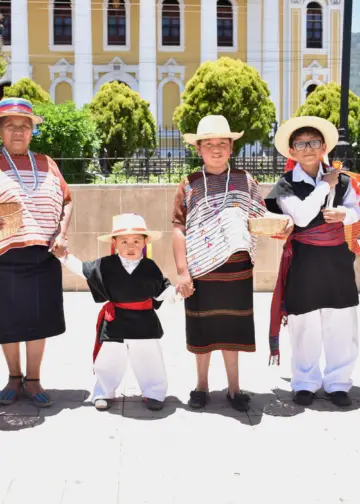 Grupo de Danza Tradicionales Ajpon fundado por Teresa Ramírez dedican un baile tradicional a los migrantes guatemaltecos como recordatorio de sus raíces foto por Omar Menchú – SoyMigrante.com REVISTA Grupo de Danza Tradicionales Ajpon fundado por Teresa Ramírez dedican un baile tradicional a los migrantes guatemaltecos como recordatorio de sus raíces foto por Omar Menchú