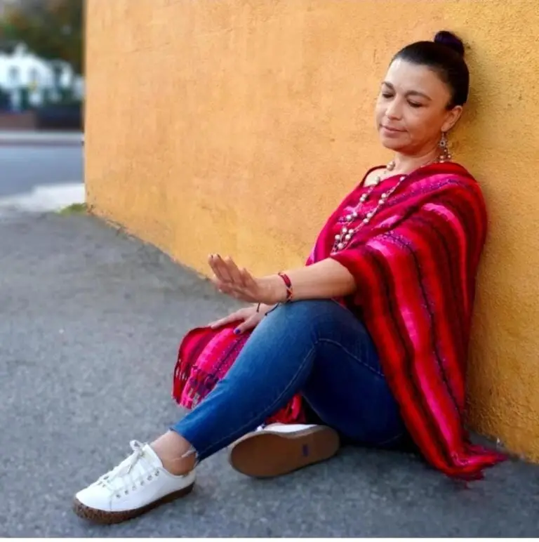 Ofrece productos como accesorios, ropa, tejidos y curiosidades remarca la cultura guatemalteca además busca realzar la identidad y la cultura