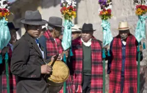La percusión del tambor abre paso al recorrido de los ancianos, padrinos y comunidad, en camino a la Casa de la Paazh (Fotografía Archivo FLAAR-Unesco) – SoyMigrante.com REVISTA