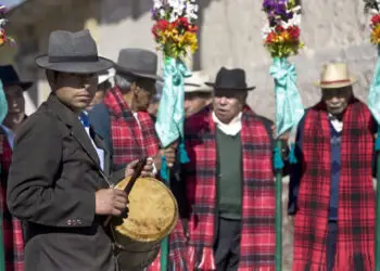 La percusión del tambor abre paso al recorrido de los ancianos, padrinos y comunidad, en camino a la Casa de la Paazh (Fotografía Archivo FLAAR-Unesco)