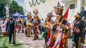 Baile de moros y cristianos en san lucas - Existen en Guatemala varias representaciones de esta tradición española que básicamente buscaba indoctrinar a las poblaciones. (Fotografía publicada originalmente en el Facebook Baile Moros y Cristianos San Lucas Sac.) – SoyMigrante.com REVISTA