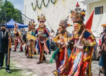 Baile de moros y cristianos en san lucas - Existen en Guatemala varias representaciones de esta tradición española que básicamente buscaba indoctrinar a las poblaciones. (Fotografía publicada originalmente en el Facebook Baile Moros y Cristianos San Lucas Sac.) – SoyMigrante.com REVISTA Baile de moros y cristianos en san lucas - Existen en Guatemala varias representaciones de esta tradición española que básicamente buscaba indoctrinar a las poblaciones. (Fotografía publicada originalmente en el Facebook Baile Moros y Cristianos San Lucas Sac.) – SoyMigrante.com REVISTA