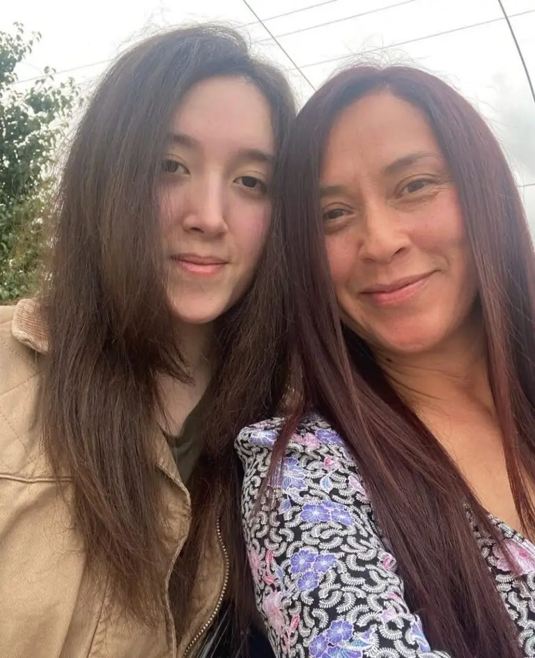 Claudia tuvo a su hijo a los 20 años de edad, emprendió un nuevo camino en la maternidad y descubrió un mundo maravilloso en la escritura, su hijo a 19 años cambio de sexo a mujer, ahora ella se llama Maya