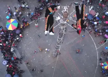 Los monos Hun Batz y Hun Chouen en lo alto del palo antes de descender. Captura de pantalla de video de TV Asunción Joyabaj.