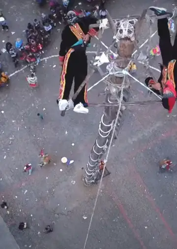 Los monos Hun Batz y Hun Chouen en lo alto del palo antes de descender. Captura de pantalla de video de TV Asunción Joyabaj.
