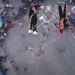 Los monos Hun Batz y Hun Chouen en lo alto del palo antes de descender. Captura de pantalla de video de TV Asunción Joyabaj.