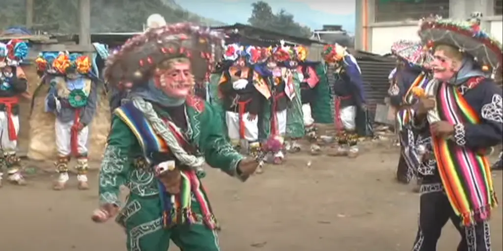 El amo muere al final, víctima del toro, pero hereda todos sus bienes a los vaqueros. Fotografía tomada de video de Noti 4 para propósitos educativos y de difusión cultural. – SoyMigrante.com REVISTA El amo muere al final, víctima del toro, pero hereda todos sus bienes a los vaqueros. Fotografía tomada de video de Noti 4 para propósitos educativos y de difusión cultural. – SoyMigrante.com REVISTA