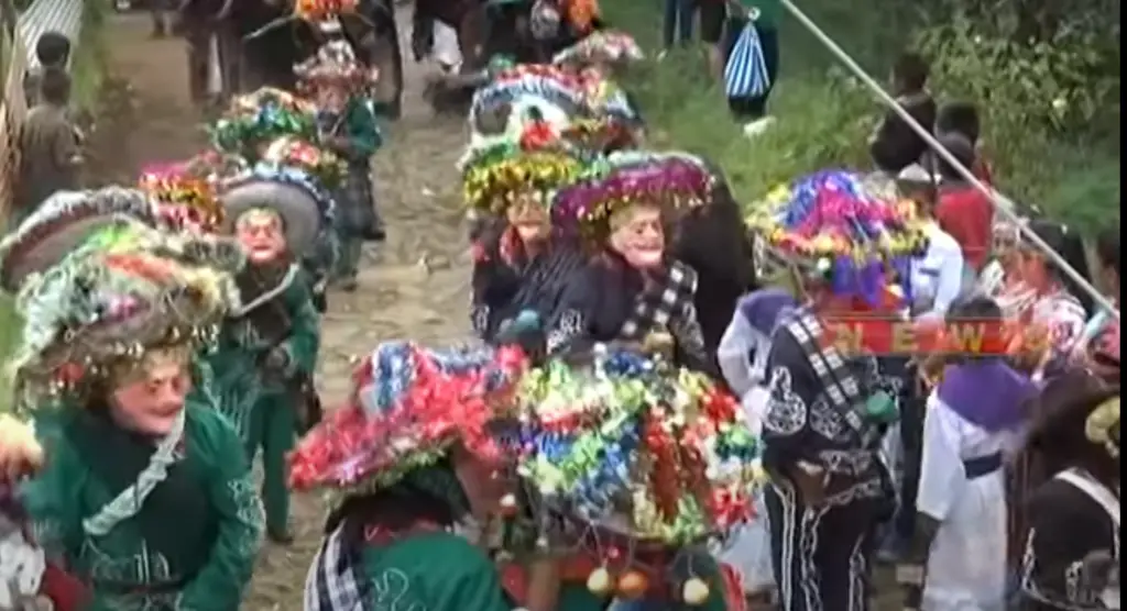 Danza de Partideños en San Pedro Sacatepéquez, San Marcos. Puede notarse que la vestimenta ty las máscaras tienen características muy populares. Fotografía extraída de video de Noti 4 News con propósitos educativos y de divulgación cultural. – SoyMigrante.com REVISTA Danza de Partideños en San Pedro Sacatepéquez, San Marcos. Puede notarse que la vestimenta ty las máscaras tienen características muy populares. Fotografía extraída de video de Noti 4 News con propósitos educativos y de divulgación cultural. – SoyMigrante.com REVISTA