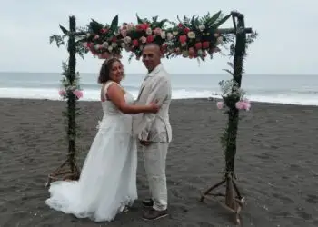 Migrantes guatemaltecos Yezenia y Daniel festejan en su tierra 25 años de amor