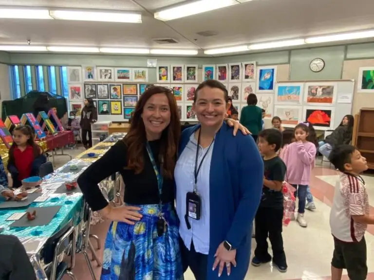 Claudia D. Hernández disfruta de su trabajo como maestra y como escritora, ama la poesía y la forotgrafía