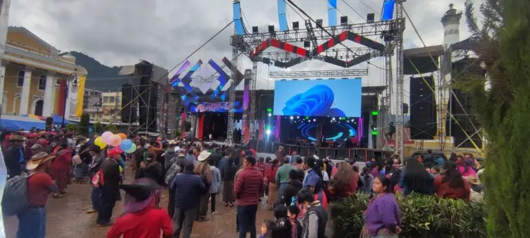 El aporte económico de los migrantes guatemaltecos se refleja en el desarrollo de actividades religiosas y sociales como los conciertos al aire libre Foto: Diana Batz