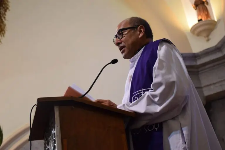 Padre Max Vidal Ozuna de la Co catedral de San Miguel Arcángel de Totonicapán, Guatemala Foto: Omar Menchú