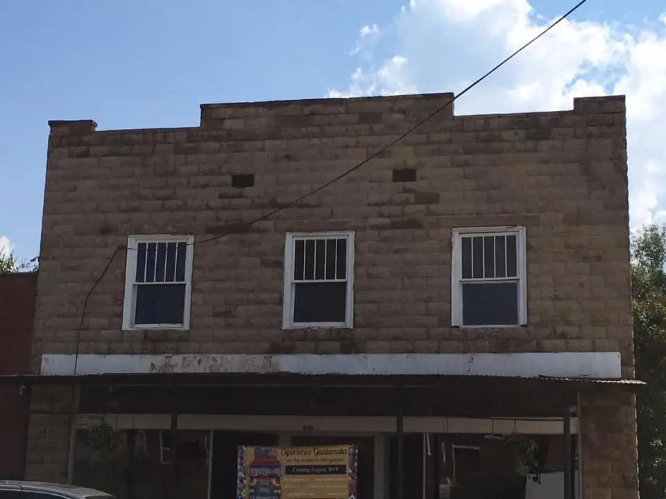 Así fue transformándose el viejo galerón en la sede de Little Guatemala, en Carolina del Norte, por iniciativa del migrante guatemalteco Christian Ramazzini y su esposa Érica