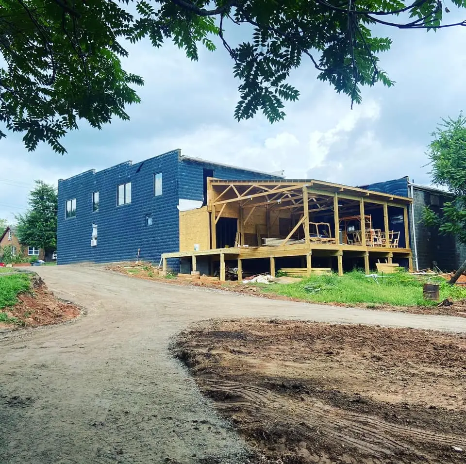 Así fue transformándose el viejo galerón en la sede de Little Guatemala, en Carolina del Norte, por iniciativa del migrante guatemalteco Christian Ramazzini y su esposa Érica
