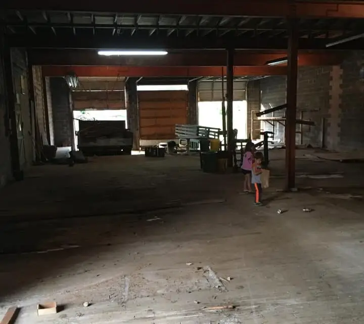 Así fue transformándose el viejo galerón en la sede de Little Guatemala, en Carolina del Norte, por iniciativa de Christian Ramazzini y su esposa Érica