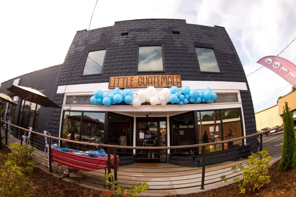Así luce en la actualidad la fachada de Little Guatemala: hay terraza para tomar café y alimentos, también una cancha techada de futbol, venta de artesanías y los productos estrella: café y cacao de Guatemala, molidos y tostados en Carolina del Norte por el propio Christian. Pero llegar a esto no fue sencillo porque este era un edificio prácticamente abandonado.