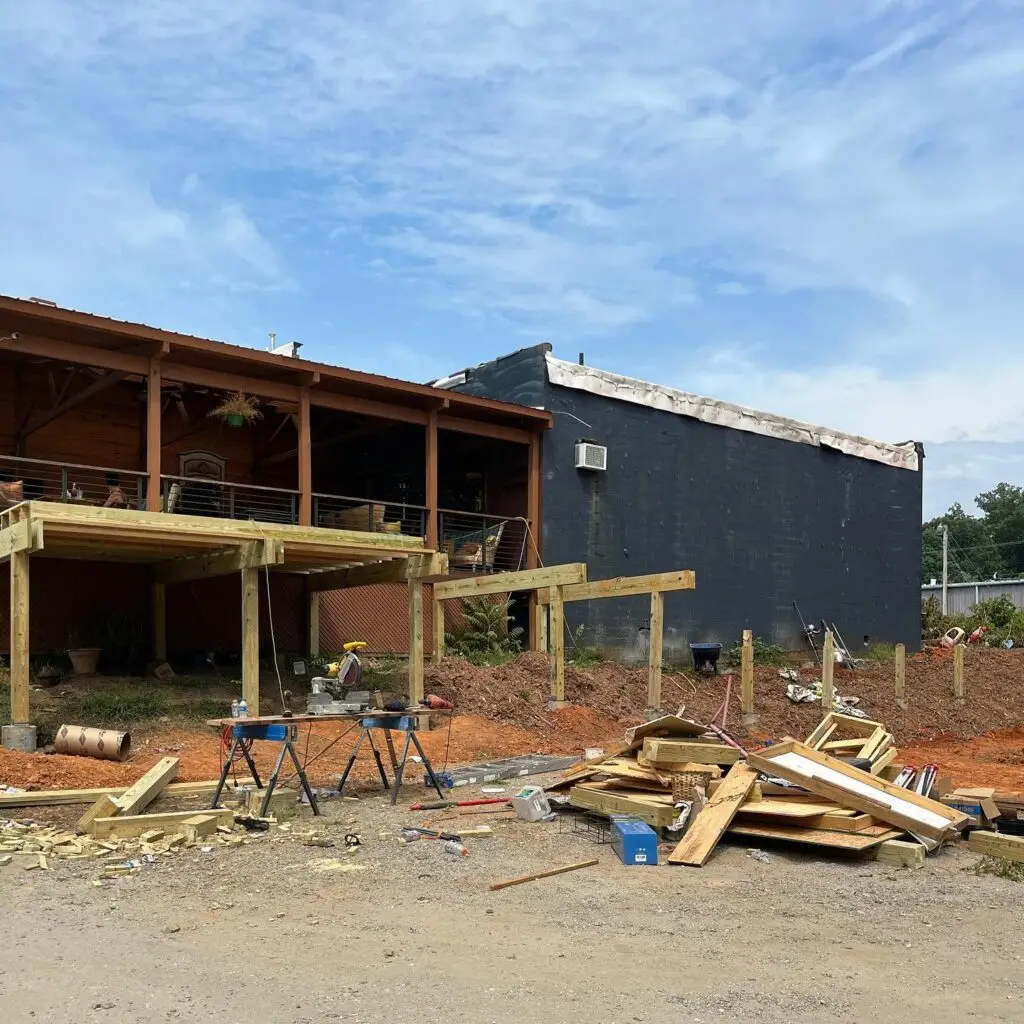 Así fue transformándose el viejo galerón en la sede de Little Guatemala, en Carolina del Norte, por iniciativa del migrante guatemalteco Christian Ramazzini y su esposa Érica