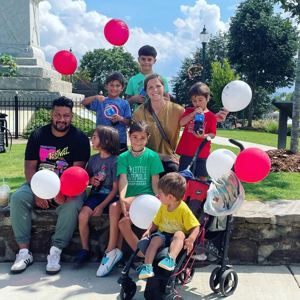 Christian Ramazzini junto a su esposa Erica y sus seis hijos: un hogar lleno de amor y valores en el cual se comparte el trabajo, la dedicación y la creatividad, en el corazón de Morganton, Alabama.