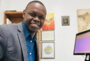 Arnold Ciego migrante garífuna guatemalteco presta sus servicios de asesoría tributaria en el barrio del Bronx, en Nueva York. – SoyMigrante.com REVISTA