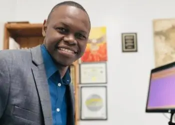 Arnold Ciego migrante garífuna guatemalteco presta sus servicios de asesoría tributaria en el barrio del Bronx, en Nueva York.